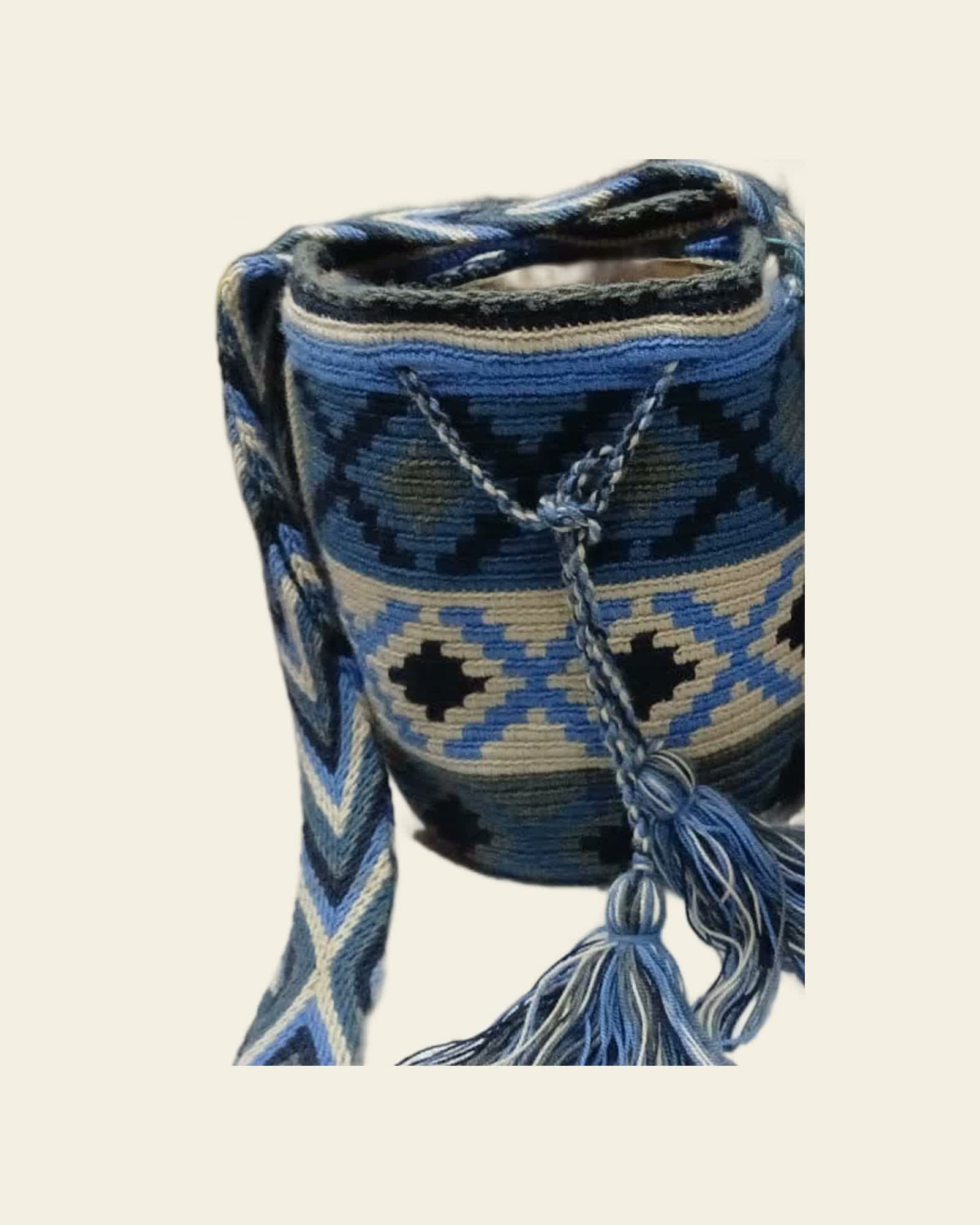 Genau dieses Einzelstück: geometrische Indigo-Mochila, freigestellt