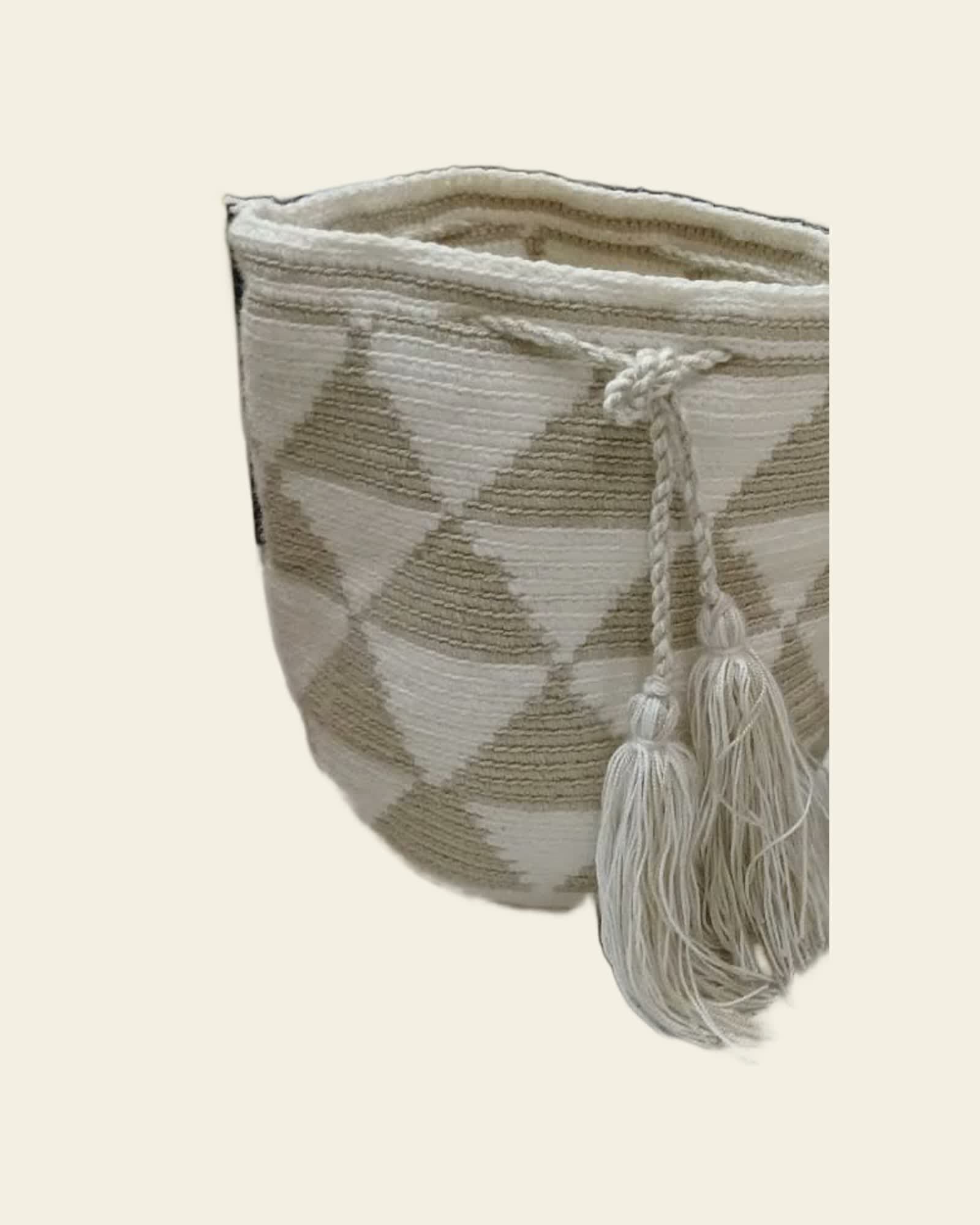 Genau dieses Einzelstück: cremefarbene Rauten-Mochila freigestellt