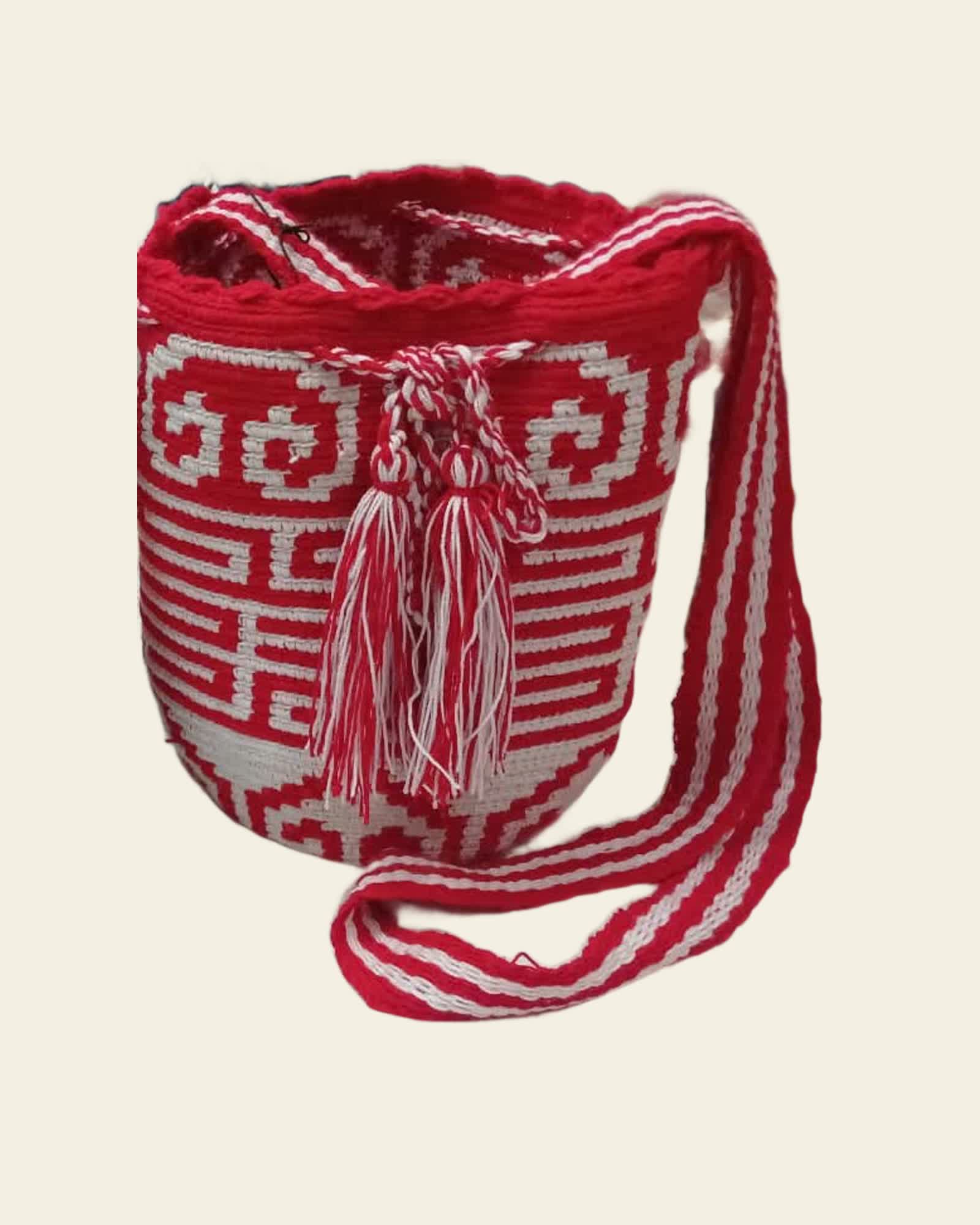 Genau dieses Einzelstück: rote Greca-Mochila, freigestellt