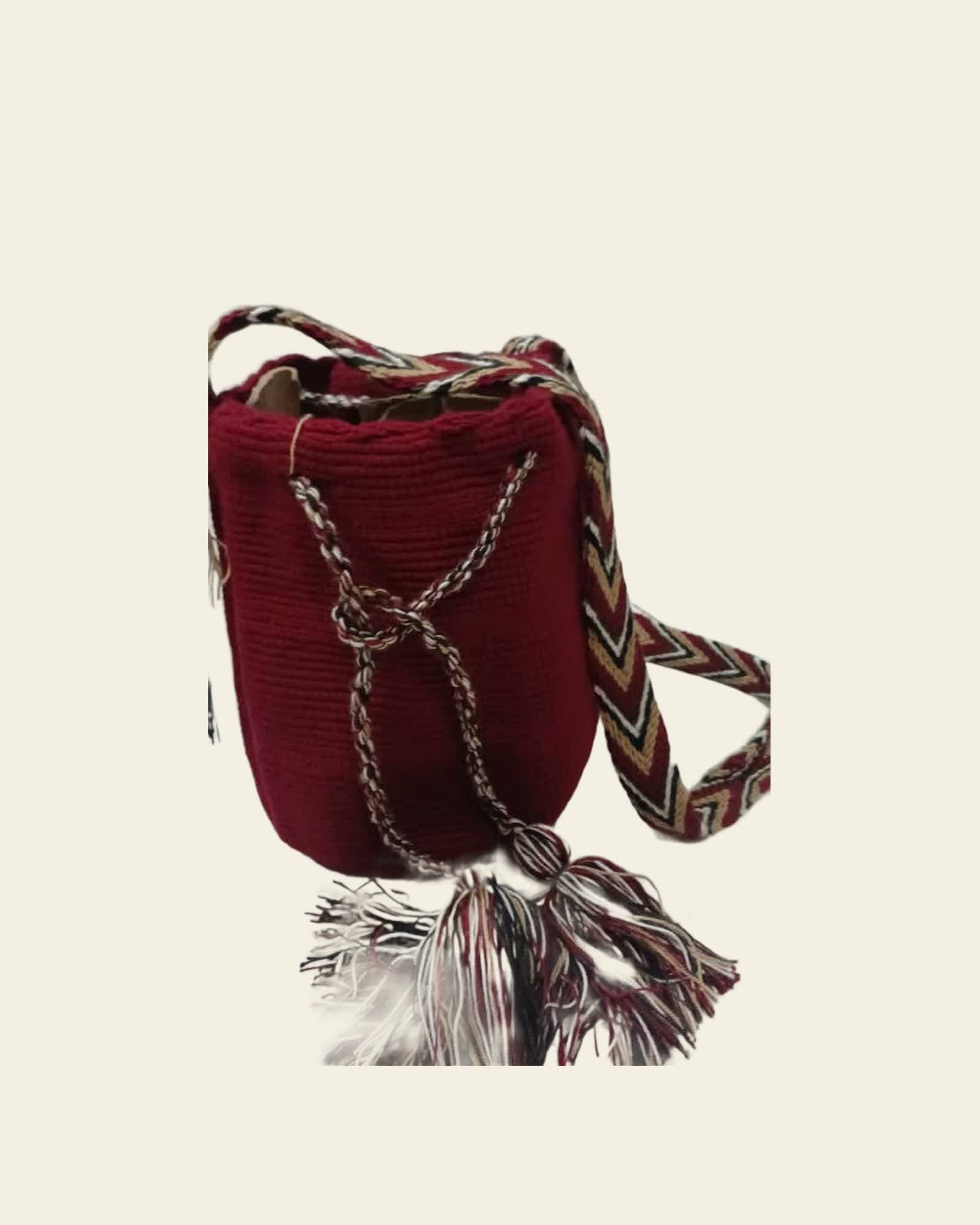 Genau dieses Einzelstück: einfarbige weinrote Mochila, freigestellt
