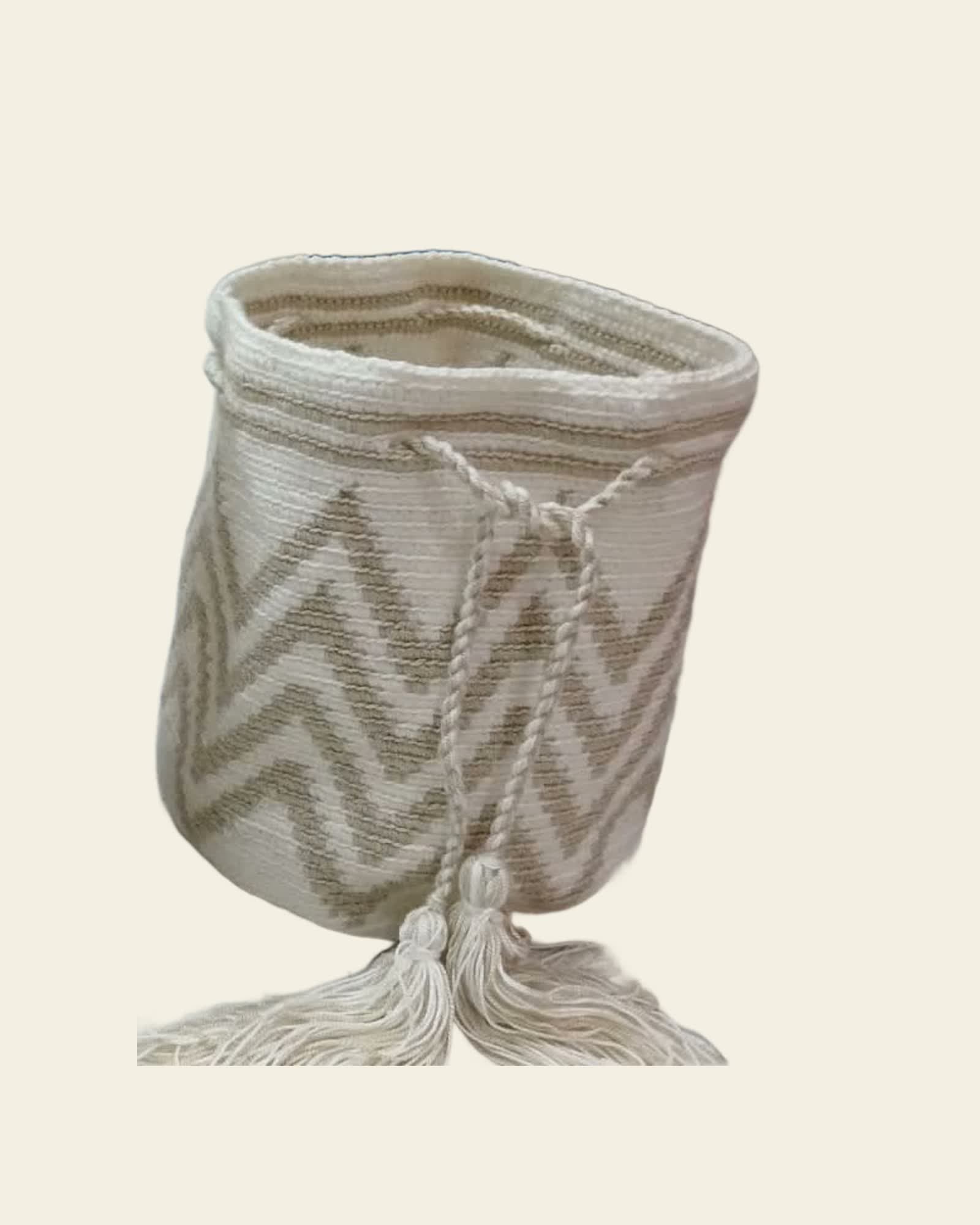 Genau dieses Einzelstück: Zickzack-Mochila in Creme, freigestellt