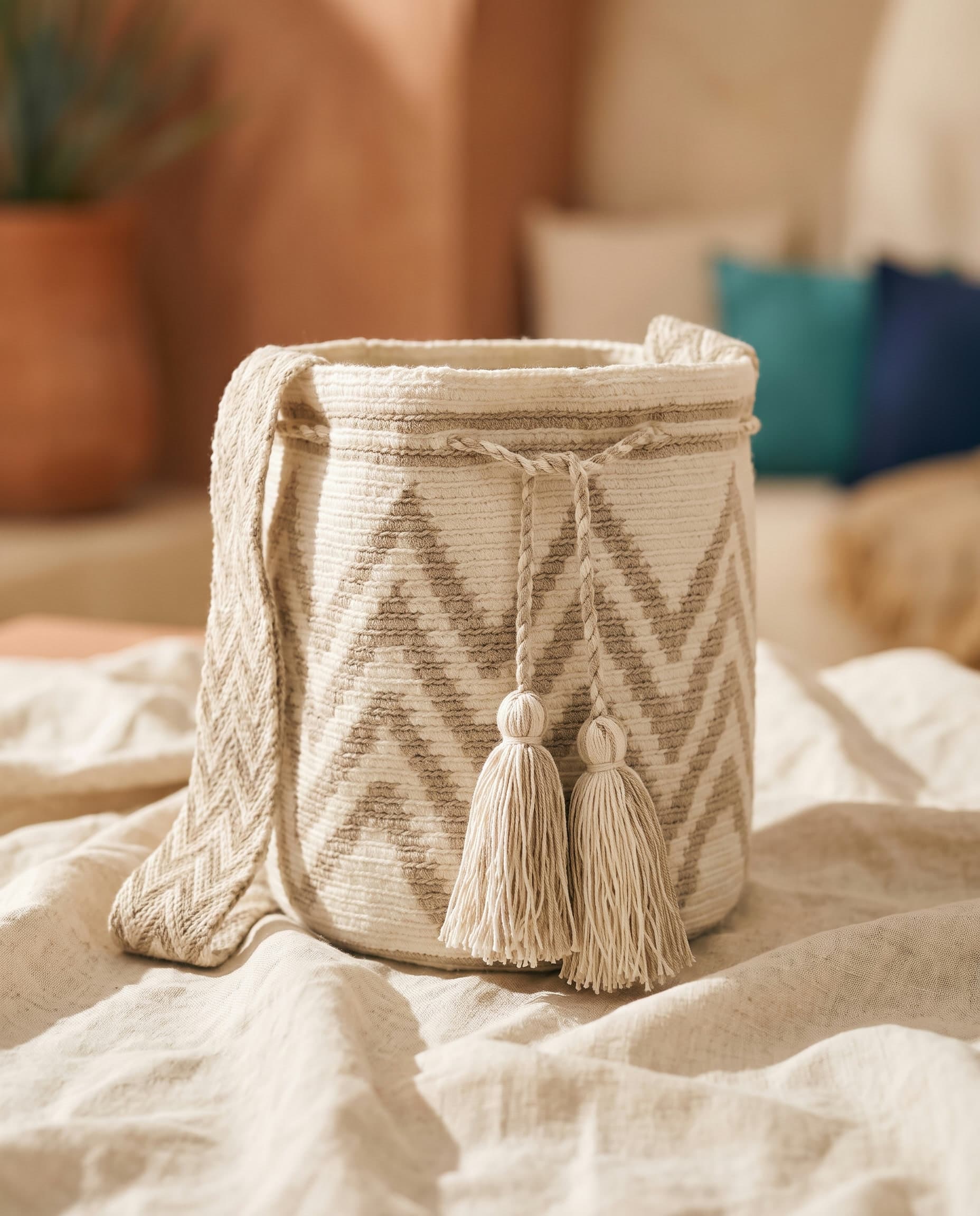 Handgewebte Wayuu-Mochila mit Zickzackmuster in Creme und Topo
