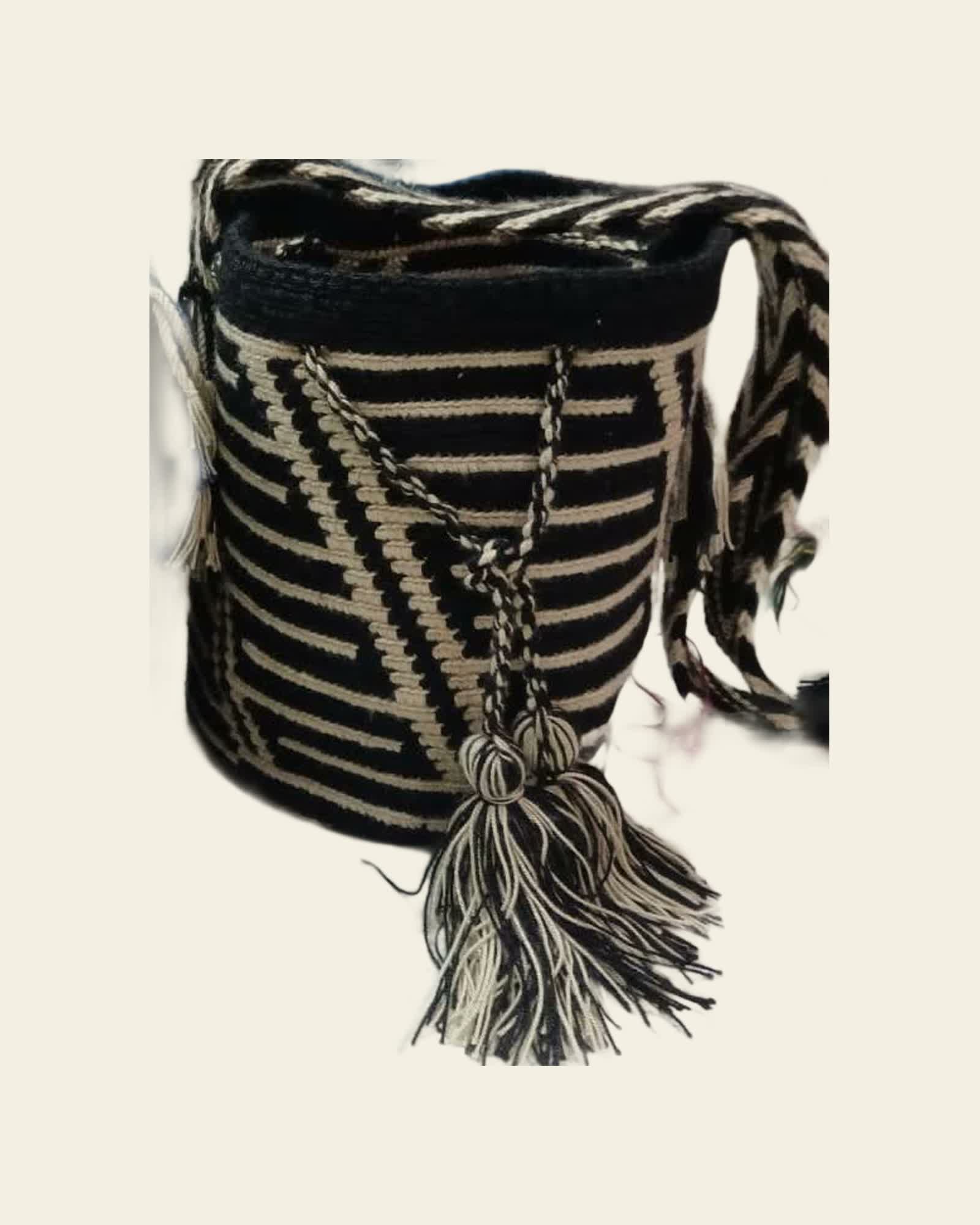 Genau dieses Einzelstück: Diagonal-Mochila in Kohle, freigestellt