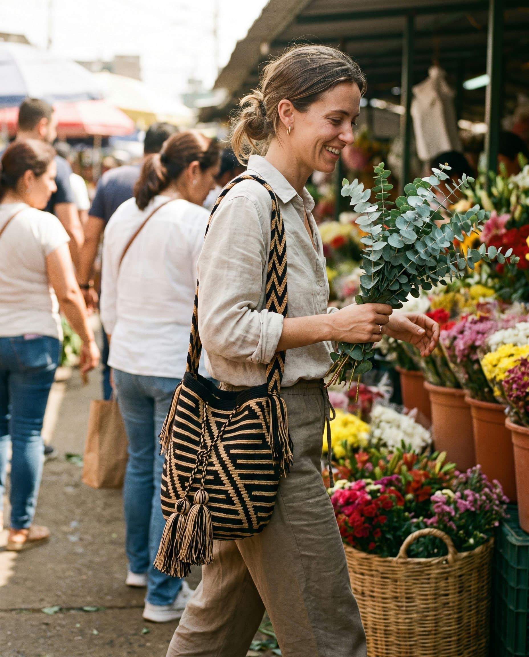 Die Diagonal-Mochila auf der Schulter beim Bummel über den Blumenmarkt