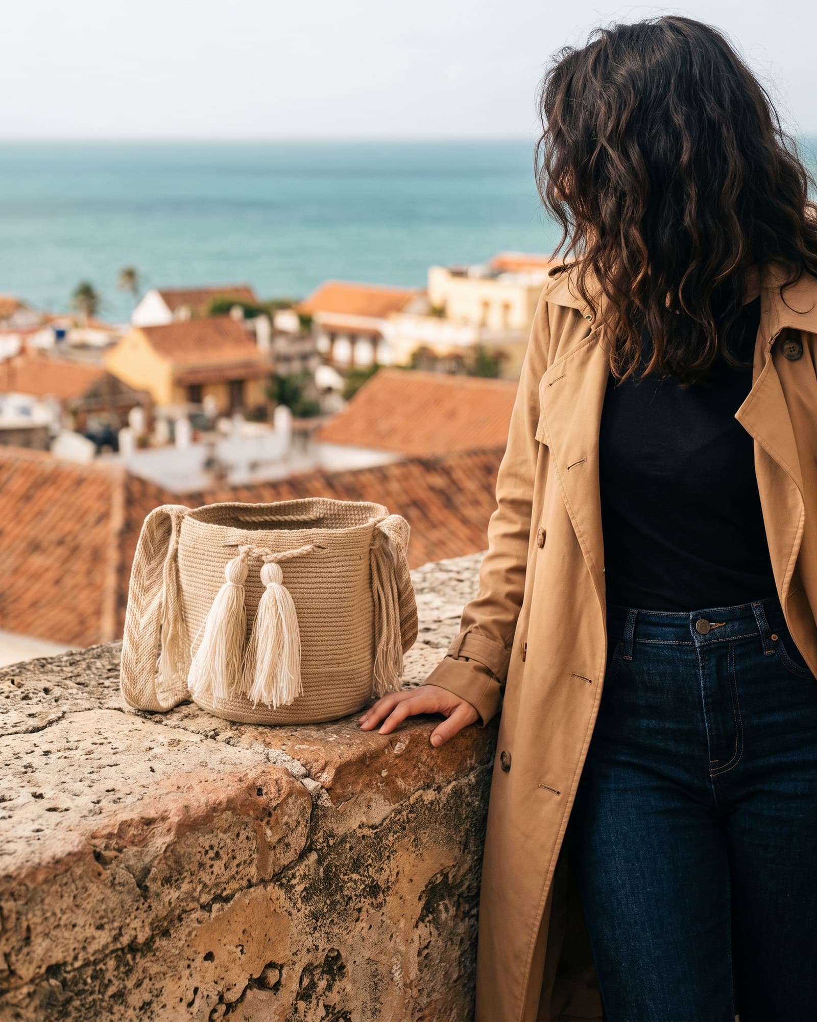 Frau mit abgewandtem Gesicht trägt die sandbeige Mochila Lisa über der Schulter.