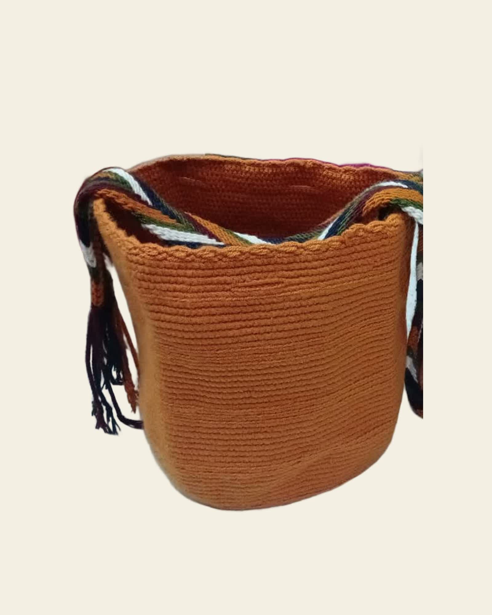 Genau dieses Einzelstück: einfarbige Terracotta-Mochila, freigestellt